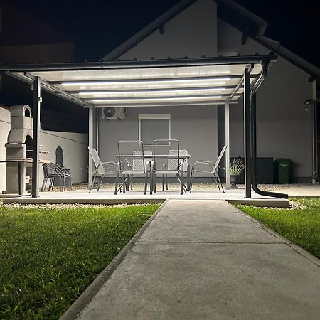 Apartmani Ana Vukovar Eksteriør bilde